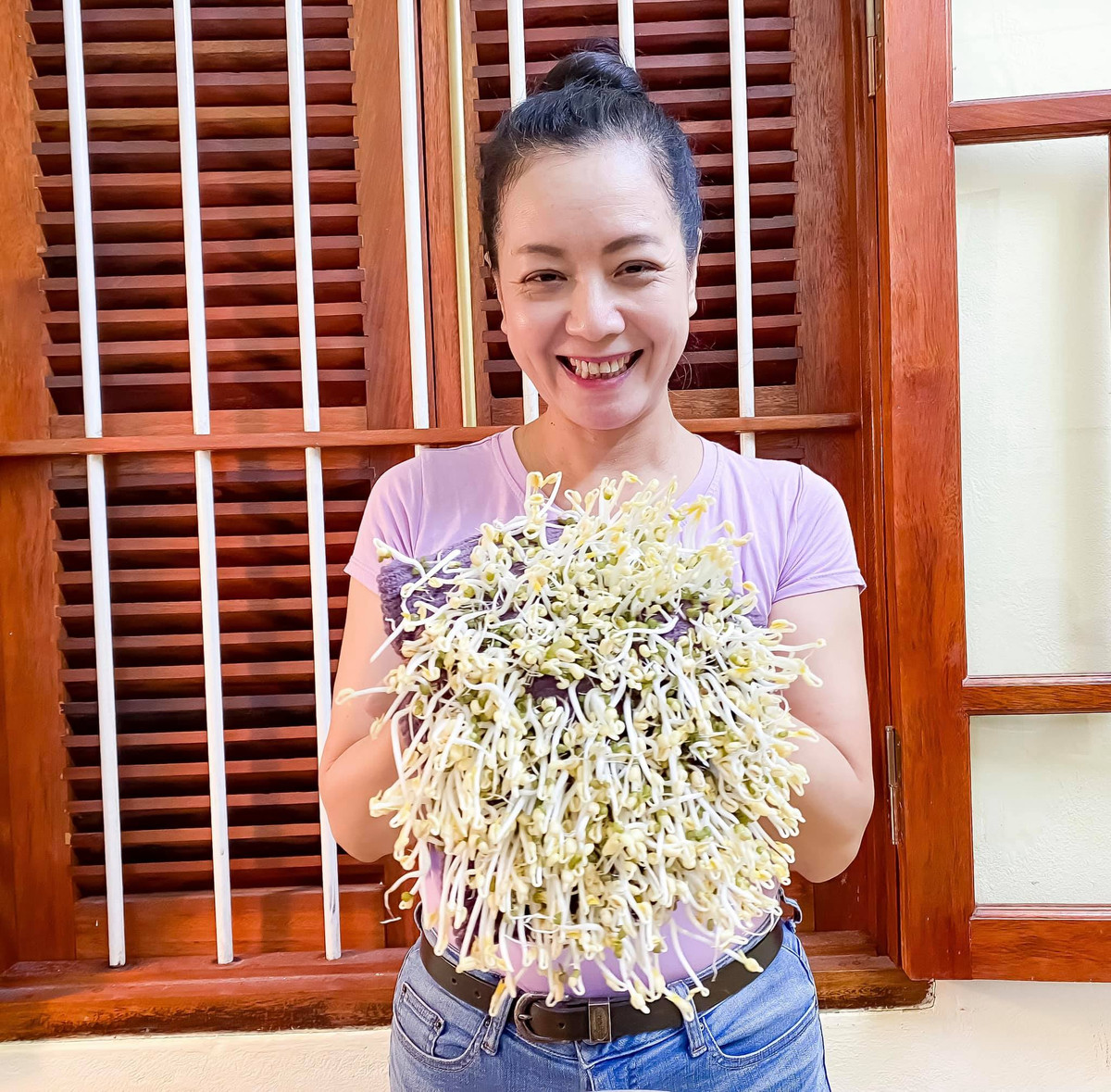 Chia sẻ cách làm giá đỗ, bảo quản các loại rau thơm, hay làm các món ăn từ bình dân như cơm nắm chấm muối vừng đến cầu kỳ như bánh ngọt, bà xã của nhạc sĩ Đỗ Hồng Quân được khen giờ mới khoe tài bếp núc.