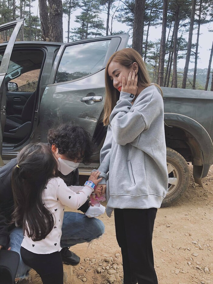 Trước đó, mối quan hệ của Đạt G - tình cũ Du Uyên và vợ cũ Hoài Lâm vướng phải nhiều ý kiến trái chiều quanh ồn ào "cơm thầy, vợ bạn" và chuyện "người thứ 3".