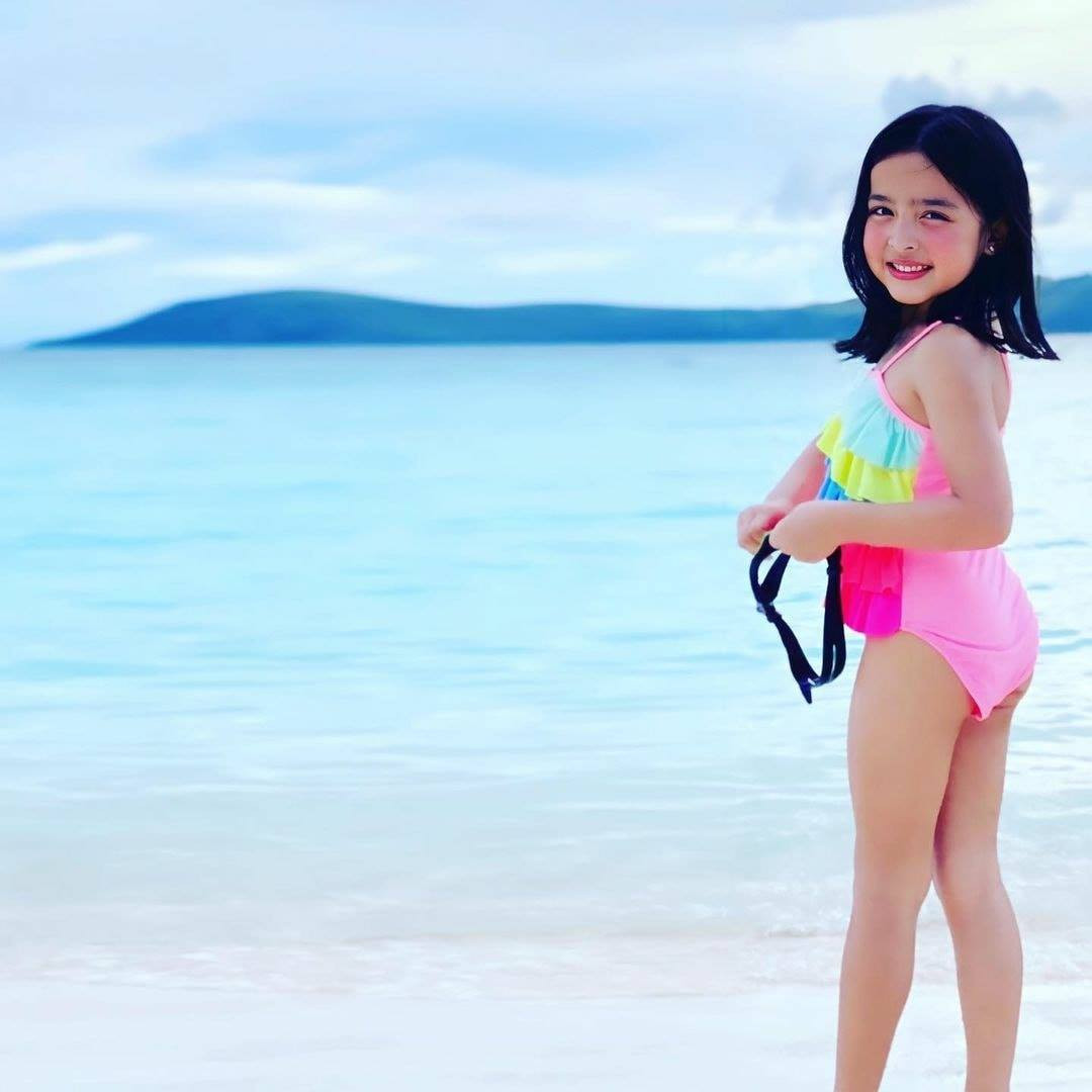 Zia sớm bộc lộ năng khiếu nghệ thuật từ bé khi nhóc tì có khả năng nhảy múa, đàn hát.