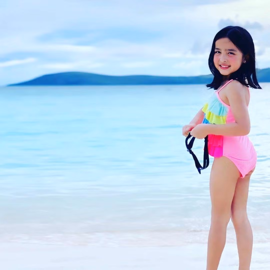 Zia sớm bộc lộ năng khiếu nghệ thuật từ bé khi nhóc tì có khả năng nhảy múa, đàn hát.