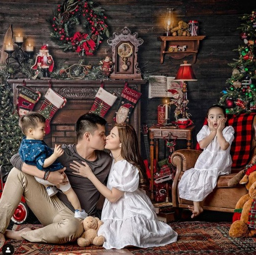 Trong những bức ảnh gần đây được gia đình mỹ nam, mỹ nữ đẹp nhất Philippines đăng tải, Zia luôn chiếm spotlight nhờ những biểu cảm ngộ nghĩnh đáng yêu.