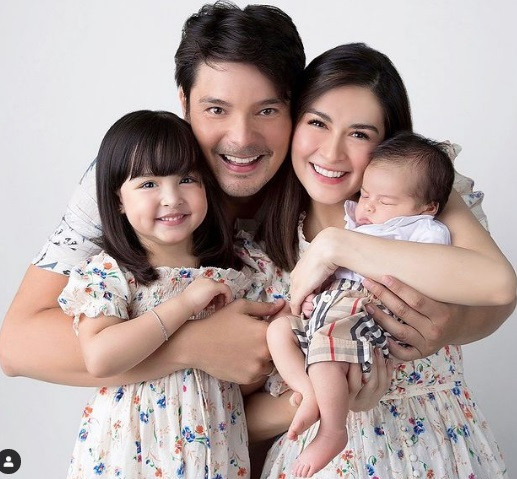 Nổi tiếng không kém mẹ là nữ diễn viên Marian Rivera, người được mệnh danh là mỹ nhân đẹp nhất Philippines, hai con của cô sở hữu lượng fan đông đảo trên khắp thế giới nhờ vẻ ngoài đáng yêu như thiên thần.