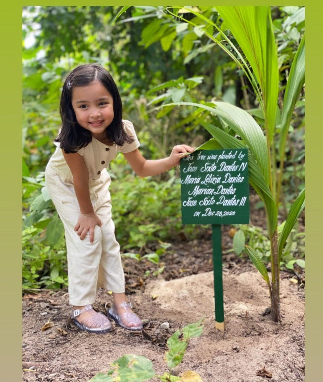 Tiểu công chúa được bố mẹ đưa đi du lịch, trải nghiệm, khám phá mọi thứ xung quanh thông qua các hoạt động ngoài trời.