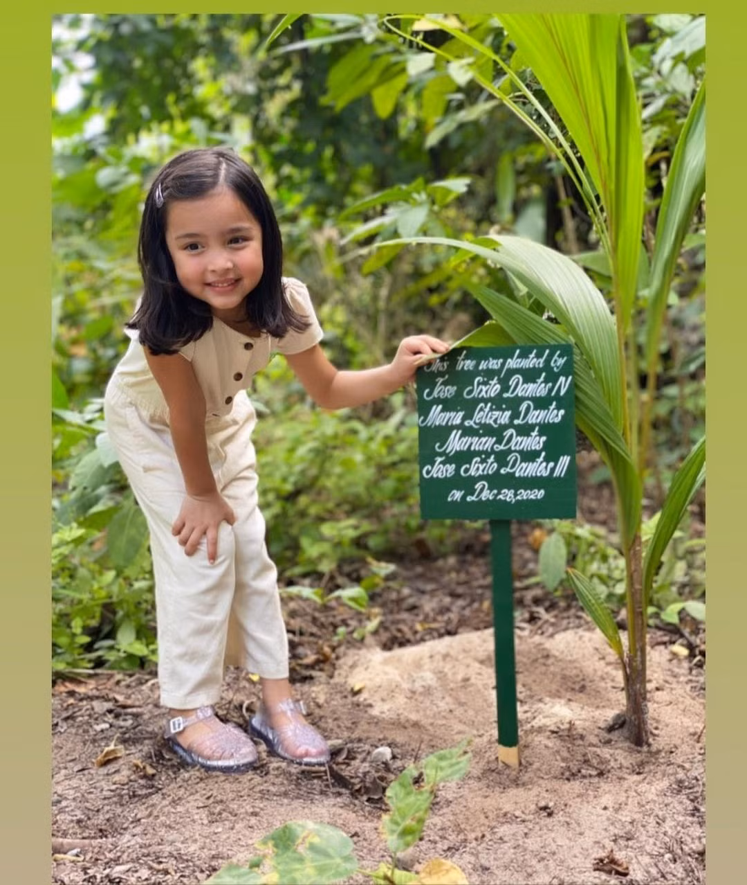 Tiểu công chúa được bố mẹ đưa đi du lịch, trải nghiệm, khám phá mọi thứ xung quanh thông qua các hoạt động ngoài trời.