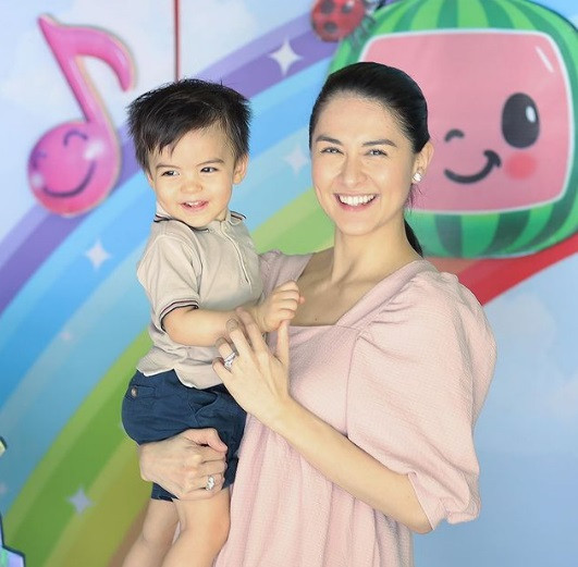 Cậu út 2 tuổi Sixto càng lớn càng giống bố với cặp lông mày dày, khóe mắt sâu cùng chiếc mũi cao. Bé đang tuổi học nói nên thường xuyên được mẹ chia sẻ những khoảnh khắc "bập bẹ" vô cùng đáng yêu.