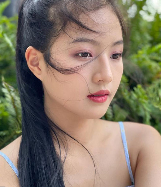 Nữ diễn viên sinh năm 1997 cuốn hút người xem bởi vẻ đẹp mong manh, nữ tính.