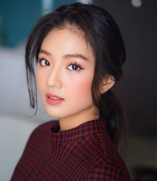 Ngoài đời, Bích Ngọc là người sống khá khép kín, cô ít khi chia sẻ chuyện cá nhân, đời tư với truyền thông hay trên trang cá nhân.