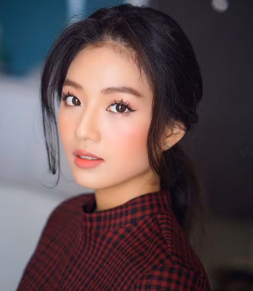 Ngoài đời, Bích Ngọc là người sống khá khép kín, cô ít khi chia sẻ chuyện cá nhân, đời tư với truyền thông hay trên trang cá nhân.