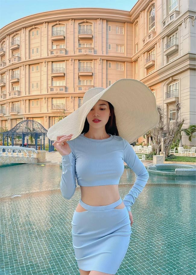 Một trong những style yêu thích của nữ diễn viên "Cánh đồng bất tận" là kiểu áo croptop để khoe eo thon.