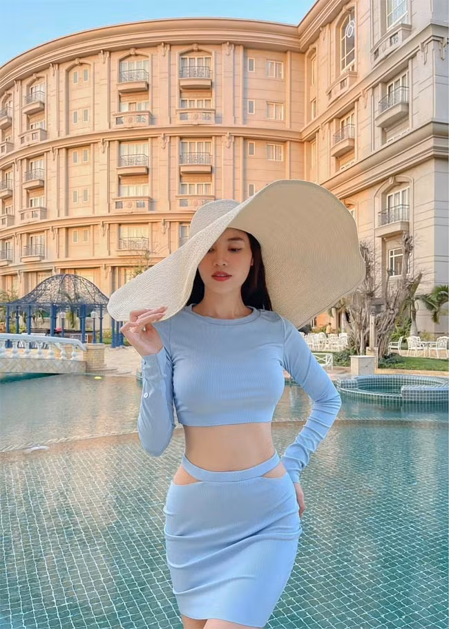 Một trong những style yêu thích của nữ diễn viên "Cánh đồng bất tận" là kiểu áo croptop để khoe eo thon.