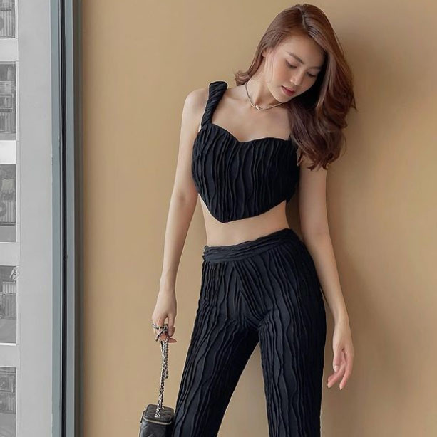 Ninh Dương Lan Ngọc quyến rũ với cả một cây đen từ trang phục tới phụ kiện.