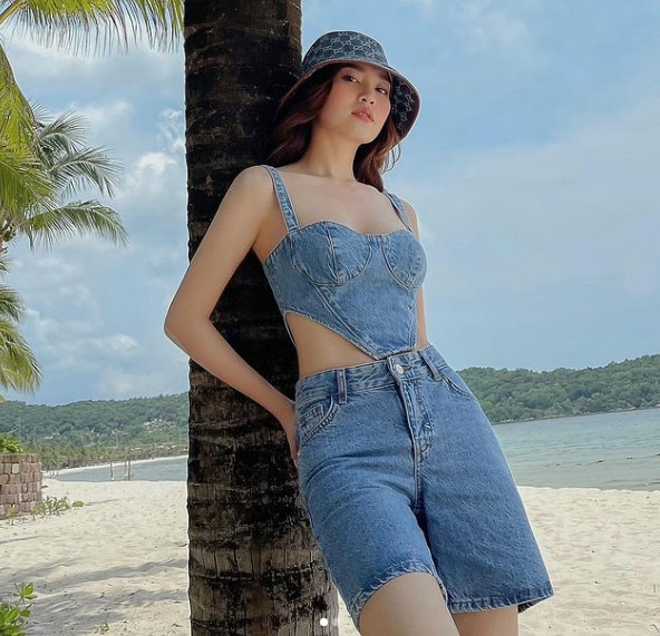 Với set jeans áo croptop khoét eo nhọn, quần short, Ninh Dương Lan Ngọc vừa trẻ trung vừa gợi cảm.