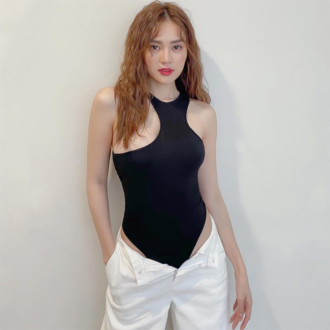 Ninh Dương Lan Ngọc sexy hết cỡ với style nửa kín nửa hở như thế này.