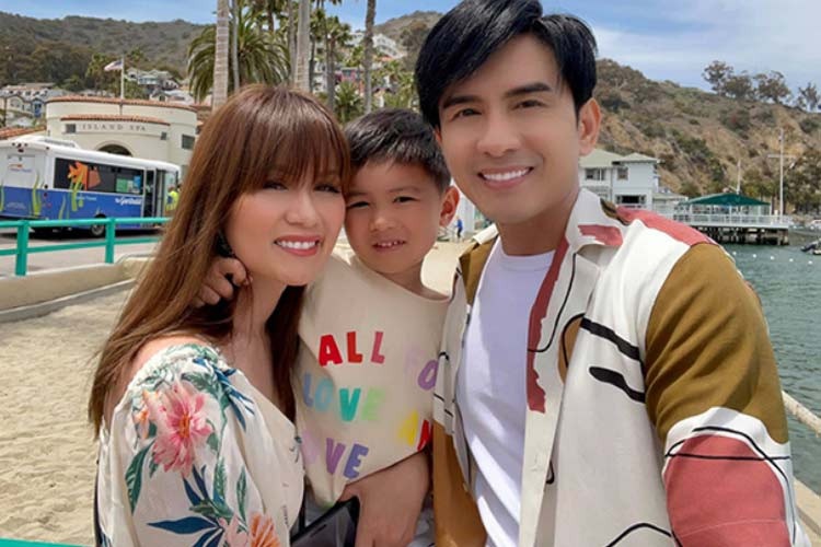 Sau khi kết hôn, Đan Trường thường xuyên đi lại giữa Mỹ và Việt Nam để vừa phát triển sự nghiệp vừa chăm lo gia đình.