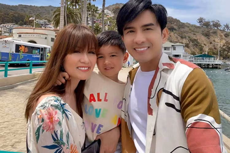 Sau khi kết hôn, Đan Trường thường xuyên đi lại giữa Mỹ và Việt Nam để vừa phát triển sự nghiệp vừa chăm lo gia đình.