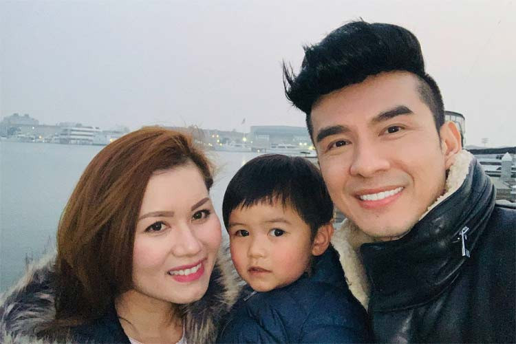 Trong thời gian hôn nhân, vợ chồng nam ca sĩ sinh năm 1976 thường xuyên chia sẻ những hình ảnh ngọt ngào của cả hai và con trai.