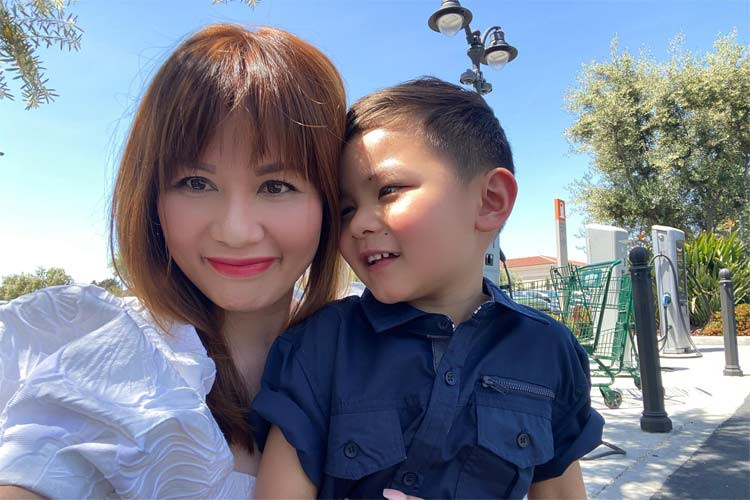 “Tôi lấy một người chồng nghệ sĩ thì việc thông cảm đối với tôi phải gấp 10 lần so với người phụ nữ bình thường”, Thủy Tiên nói.