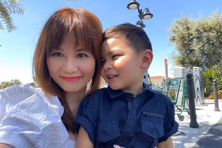 “Tôi lấy một người chồng nghệ sĩ thì việc thông cảm đối với tôi phải gấp 10 lần so với người phụ nữ bình thường”, Thủy Tiên nói.