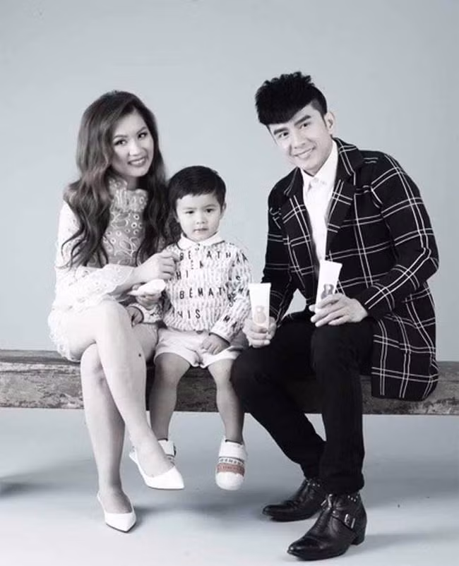 “… Trong những năm vừa qua, dù hoàn cảnh sống cách xa nhau về không gian, thời gian nhưng Tiên và anh Trường vẫn cố gắng rất nhiều để có thể nuôi dưỡng tình cảm và giữ gìn hạnh phúc gia đình. Tuy nhiên, sau tất cả những nỗ lực, Tiên và anh Trường đều không thể lấp đầy những khác biệt trong suy nghĩ và cuộc sống của cả hai….”, Thủy Tiên tiết lộ lý do cô và chồng chia tay.