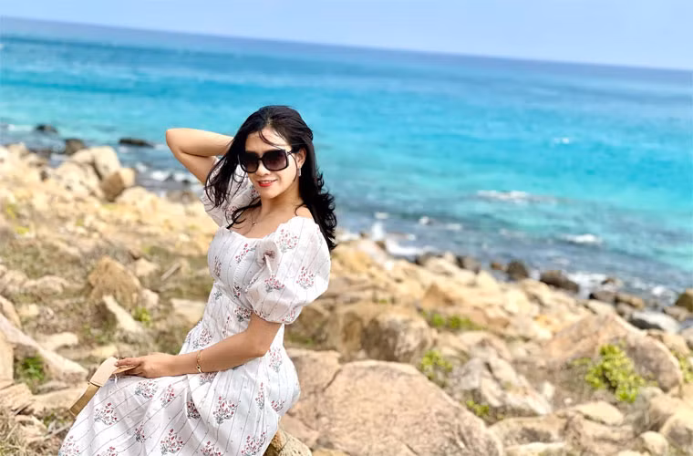 Tuy nhiên nghề diễn đã ngấm sâu vào máu của cô nên sau một thời gian ổn định với công việc văn phòng, cô quyết định trở lại với đam mê diễn của mình.