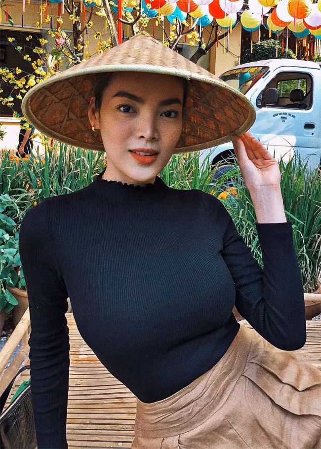 Đại sứ Hoàn mỹ 2020 được đánh giá là có nhiều nét giống với Hoa hậu Hoàn vũ 2017 Demi-Leigh Nel-Peters.