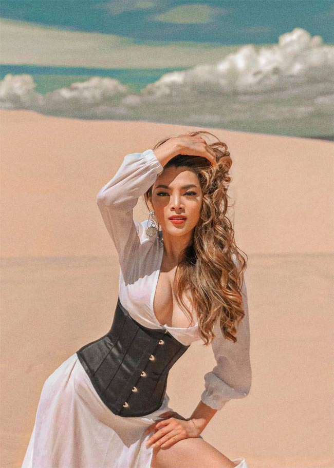 Ngoài ra, nét đẹp hình thể của người đẹp sinh năm 1992 cũng rất mềm mại, nữ tính, nên nếu không nói ra, khó có thể phân biệt được cô là người chuyển giới.