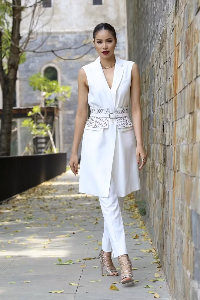 Ngoài người mẫu, Phạm Hương còn làm MC, giám khảo, huấn luyện viên cho hàng loạt chương trình truyền hình ăn khách như "The Face Vietnam mùa 1" (2016), "The Look" (2017), "Tôi là Hoa hậu Hoàn vũ Việt Nam" (2017). (Ảnh: Zing)