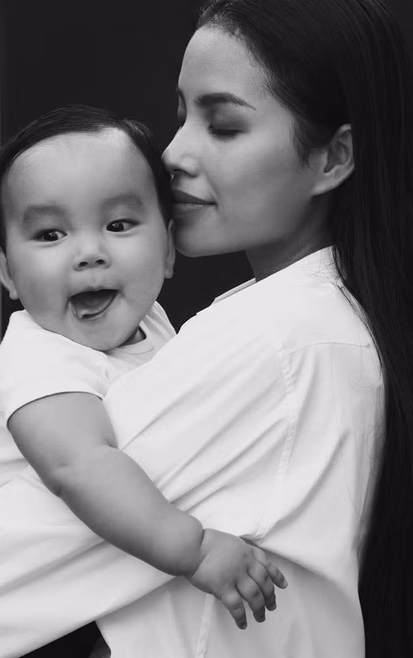 Đúng dịp Giáng sinh 2019, Phạm Hương bất ngờ công khai con trai tròn 1 tuổi, đồng nghĩa với việc tin đồn cô sinh con vào năm 2018 là chính xác.(Ảnh: Zing)