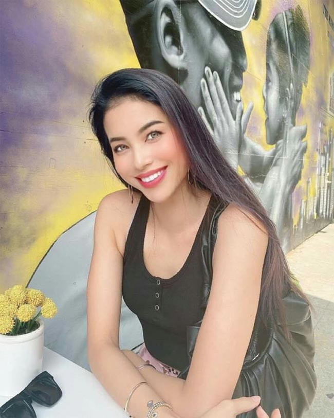 Năm 2018, Phạm Hương đột ngột tuyên bố rút khỏi showbiz Việt để sang Mỹ định cư. Lúc này rộ tin đồn Phạm Hương mang bầu và sang Mỹ bí mật sinh con cho đại gia, tuy nhiên phía hoa hậu phủ nhận.