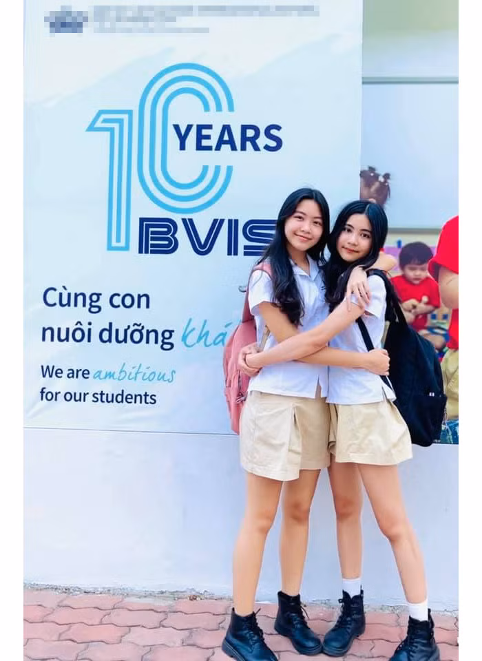 Hai con gái của Quyền Linh, một bé 15 tuổi, một bé 13 tuổi hiện đang học tại một trường quốc tế ở TP.HCM.