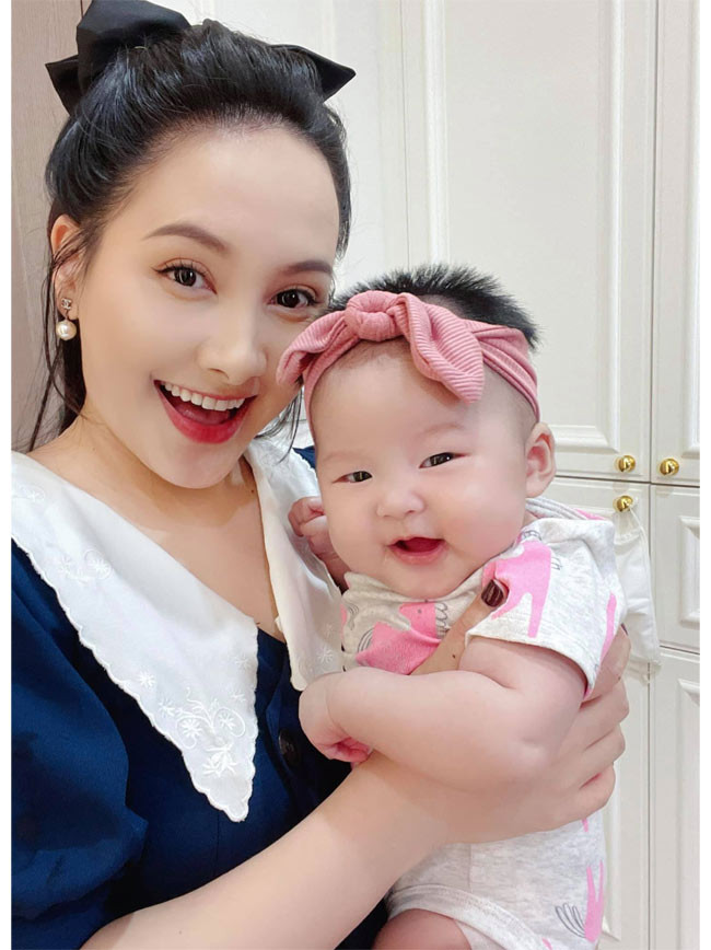 NSND Trung Anh - người đóng cùng Bảo Thanh trong phim "Về nhà đi con" thì nhận xét, NaNu có nụ cười giống hệt mẹ.