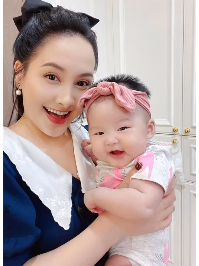 NSND Trung Anh - người đóng cùng Bảo Thanh trong phim "Về nhà đi con" thì nhận xét, NaNu có nụ cười giống hệt mẹ.