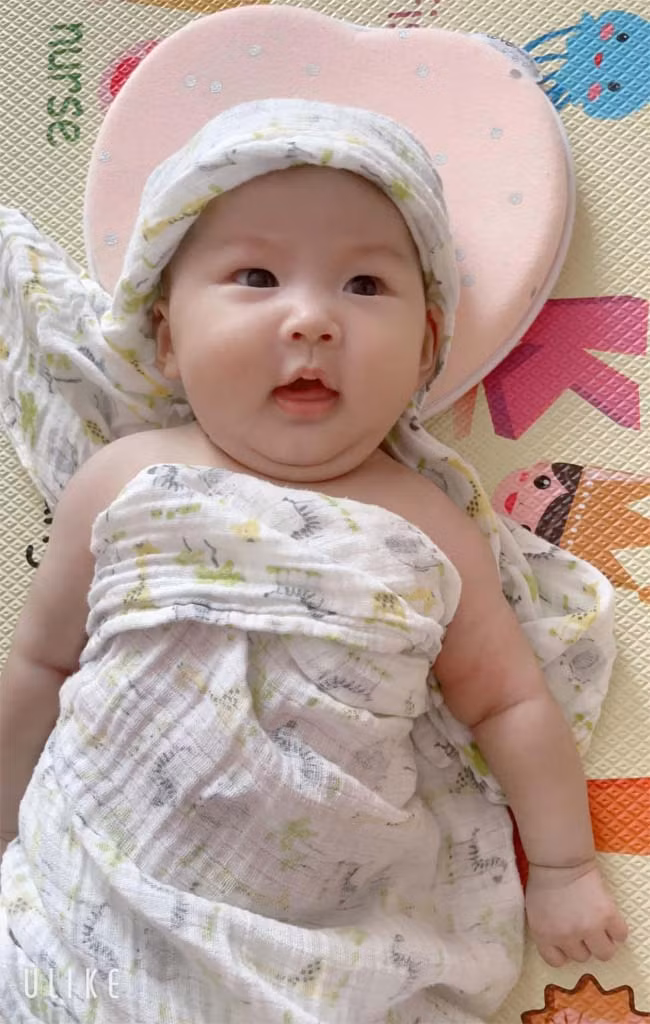 Càng lớn, con gái diễn viên Bảo Thanh càng rõ nét và xinh xắn hơn.