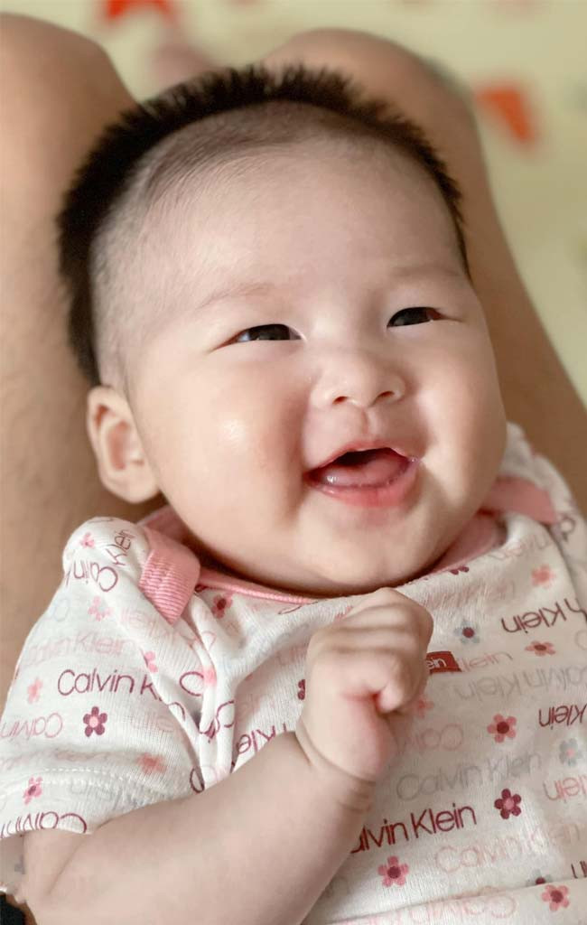 Cô bé sở hữu nụ cười tươi rói rất đáng yêu.