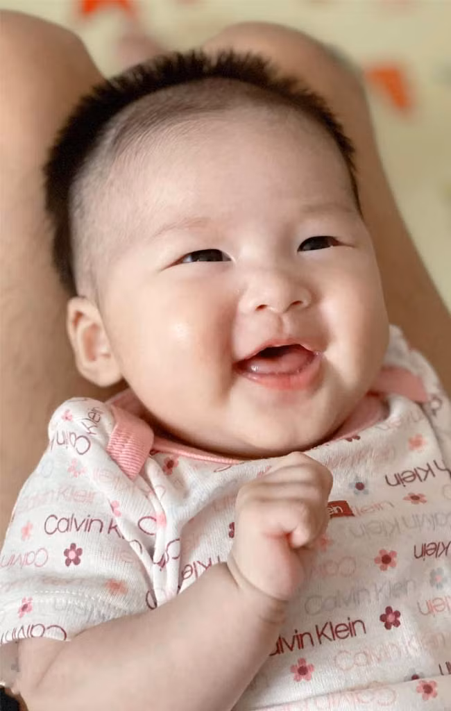 Cô bé sở hữu nụ cười tươi rói rất đáng yêu.