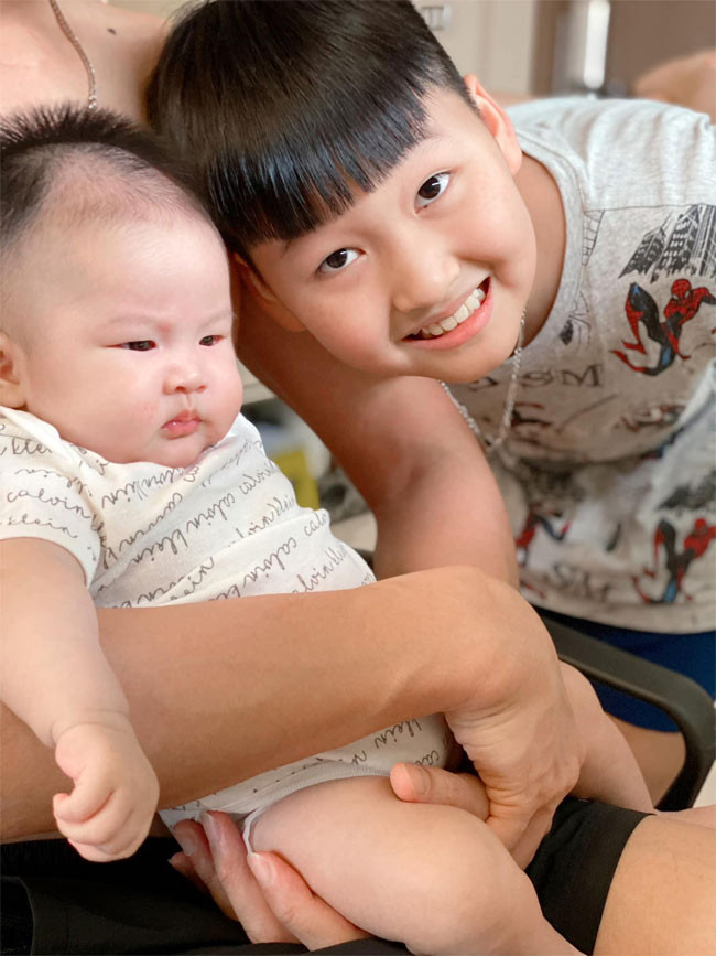 NaNu cũng rất giống anh trai, nhất là khuôn mặt bầu bĩnh.