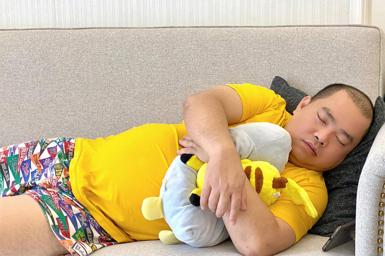 Thúy Hạnh chụp trộm và trêu chồng: "'Em bé chồng' dễ nuôi lắm, cứ ăn xong là ngủ".