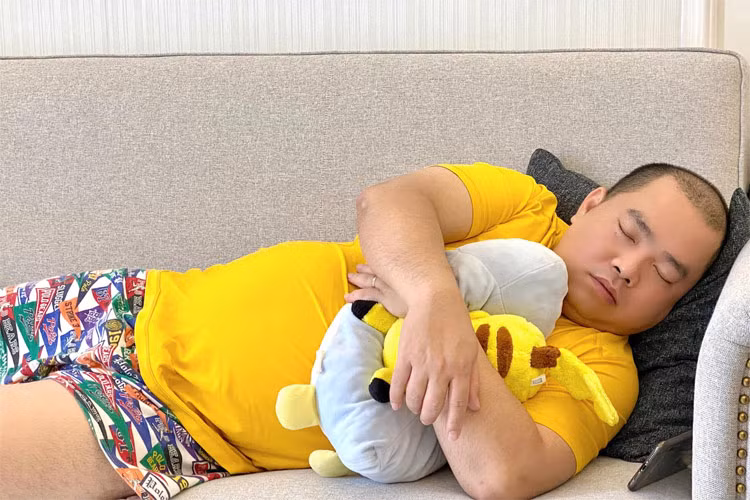 Thúy Hạnh chụp trộm và trêu chồng: "'Em bé chồng' dễ nuôi lắm, cứ ăn xong là ngủ".