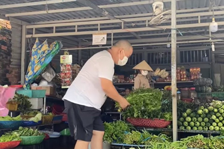 Minh Khang còn tranh thủ đi chợ, anh than: "Đi mua rau mà bị chị Ong nâu nấu nâu nấu chích nhức hết cả bàn chân. Chị lo mà bay đi xa đi nhá, tui mà bắt được chị tui hầm với xương gà luôn...".