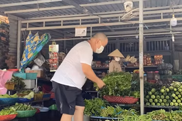 Minh Khang còn tranh thủ đi chợ, anh than: "Đi mua rau mà bị chị Ong nâu nấu nâu nấu chích nhức hết cả bàn chân. Chị lo mà bay đi xa đi nhá, tui mà bắt được chị tui hầm với xương gà luôn...".