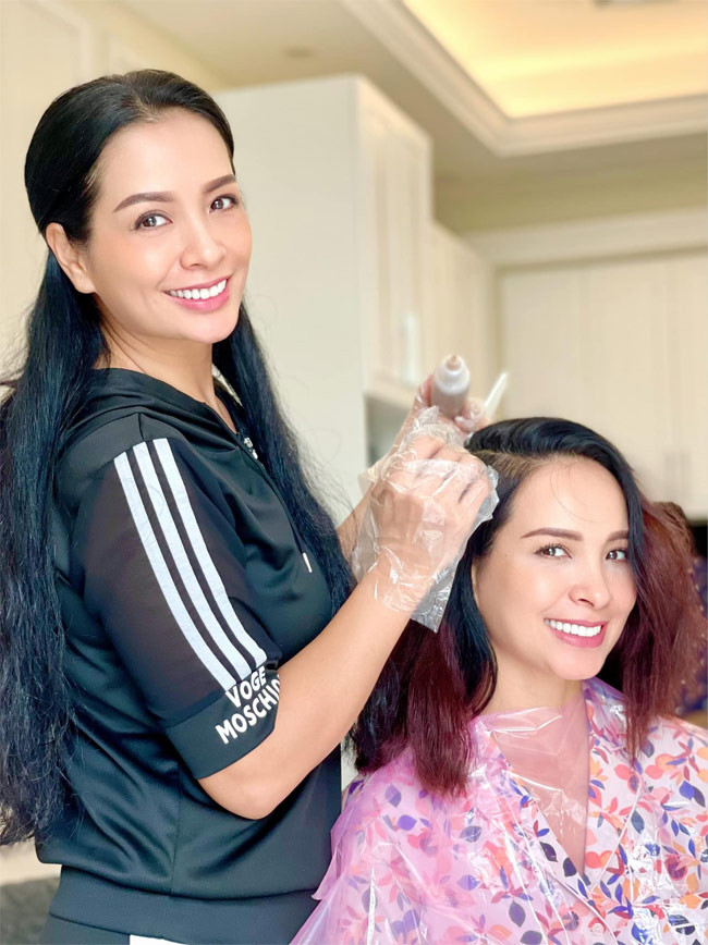 Thúy Hằng nhuộm tóc cho em gái trong những ngày ở Phú Quốc.