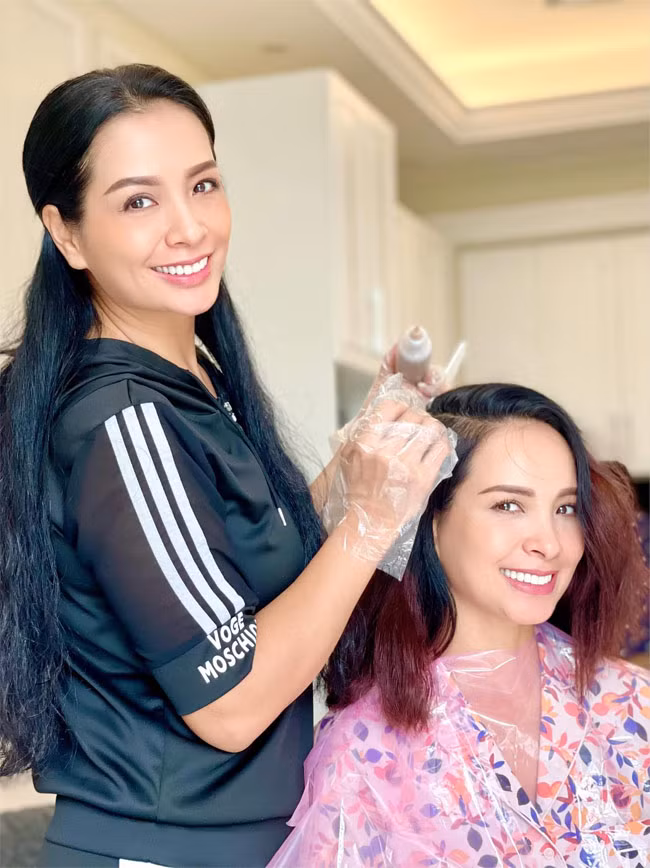 Thúy Hằng nhuộm tóc cho em gái trong những ngày ở Phú Quốc.