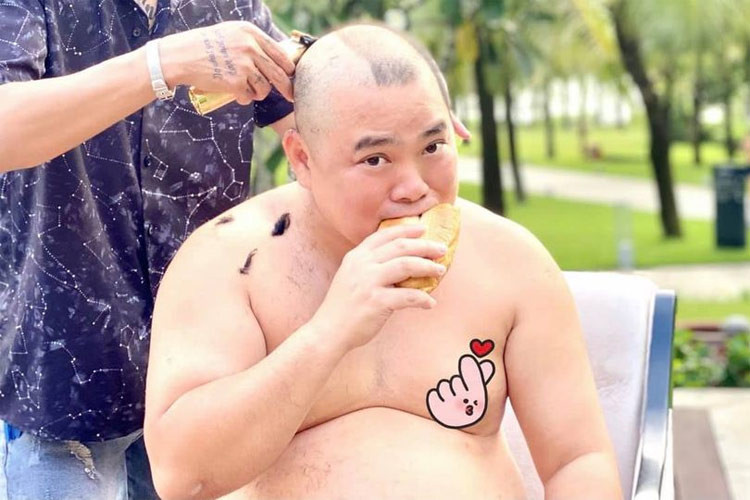 Nhạc sĩ "Đứa bé" nhờ người cắt tóc cho mình trong những ngày trên đảo.