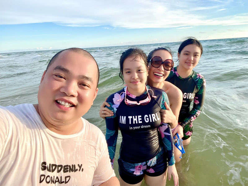 Gia đình Thúy Hạnh - Minh Khang cùng hai con gái tắm biển Phú Quốc.
