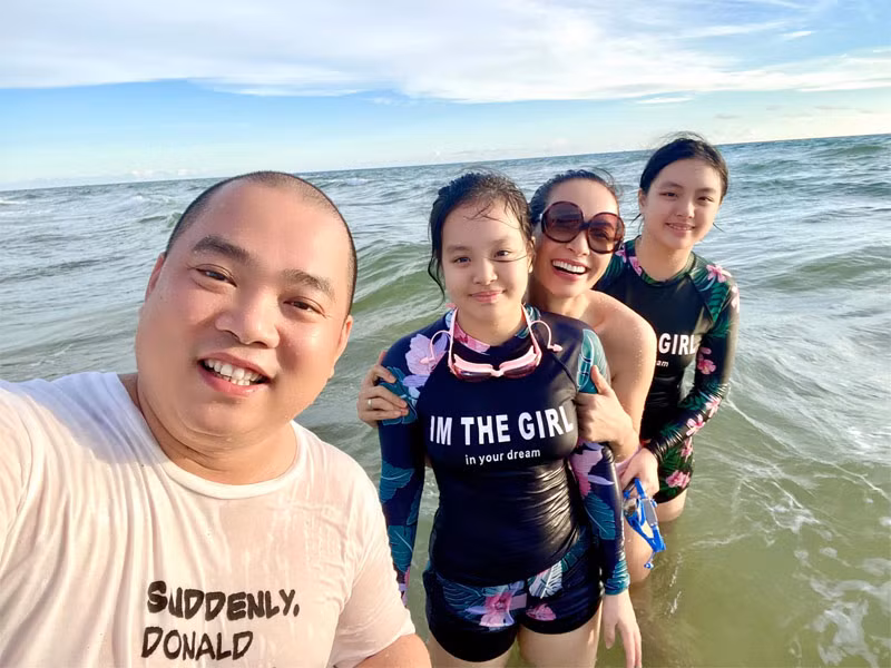 Gia đình Thúy Hạnh - Minh Khang cùng hai con gái tắm biển Phú Quốc.