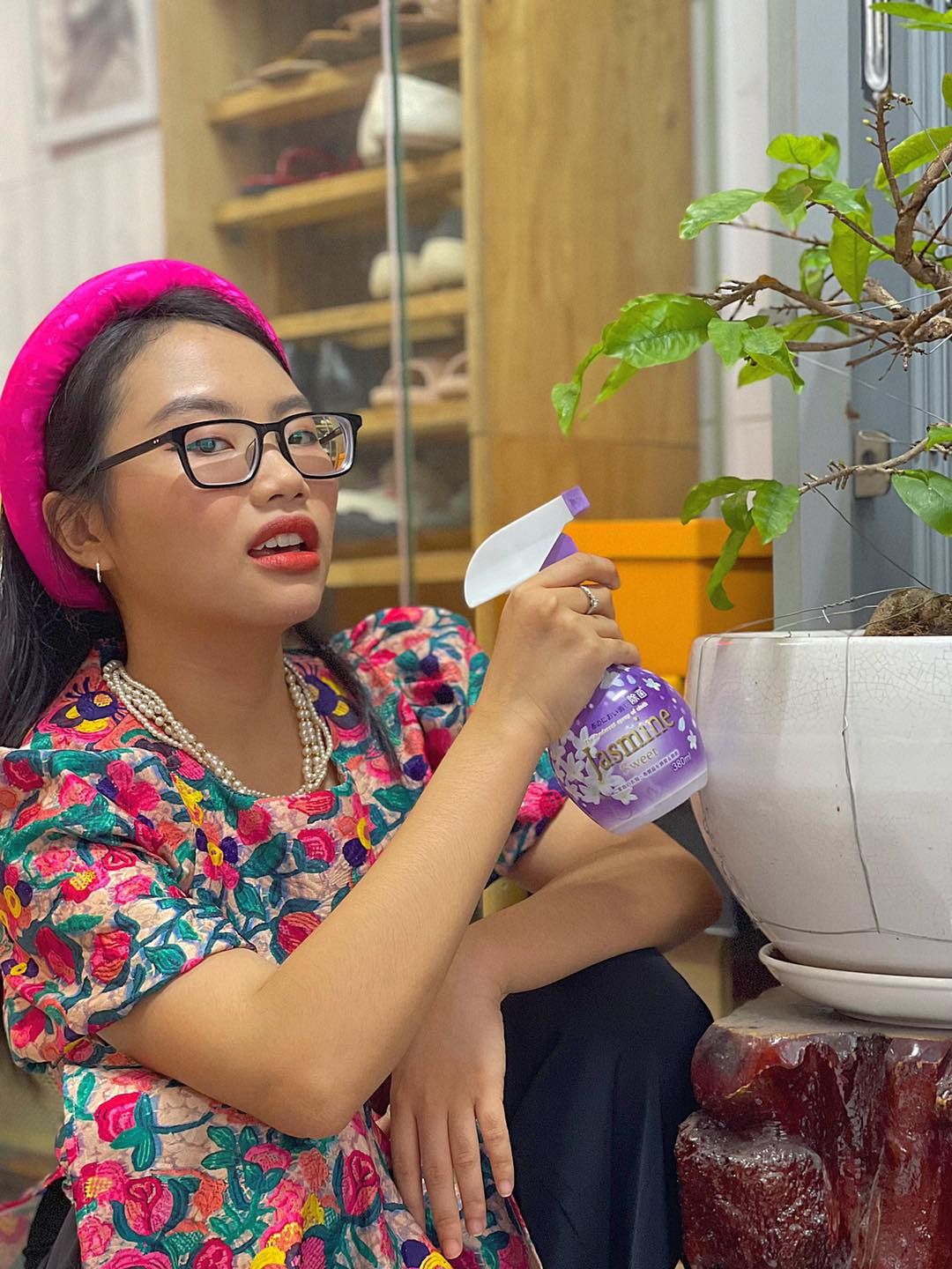 Dù ở nhà mùa dịch nhưng giọng ca "Quê em mùa nước lũ" vẫn thường xuyên chia sẻ hình ảnh về cuộc sống đời thường. "Ở nhà, ba má cứ nói em ăn mặc lôi thôi! Thế là... em diện đồ cho hoành tráng, cũng đỡ nhớ cảm giác đi diễn... xong sau đó chạy lẹ vô lại trong nhà ạ!", cô viết.