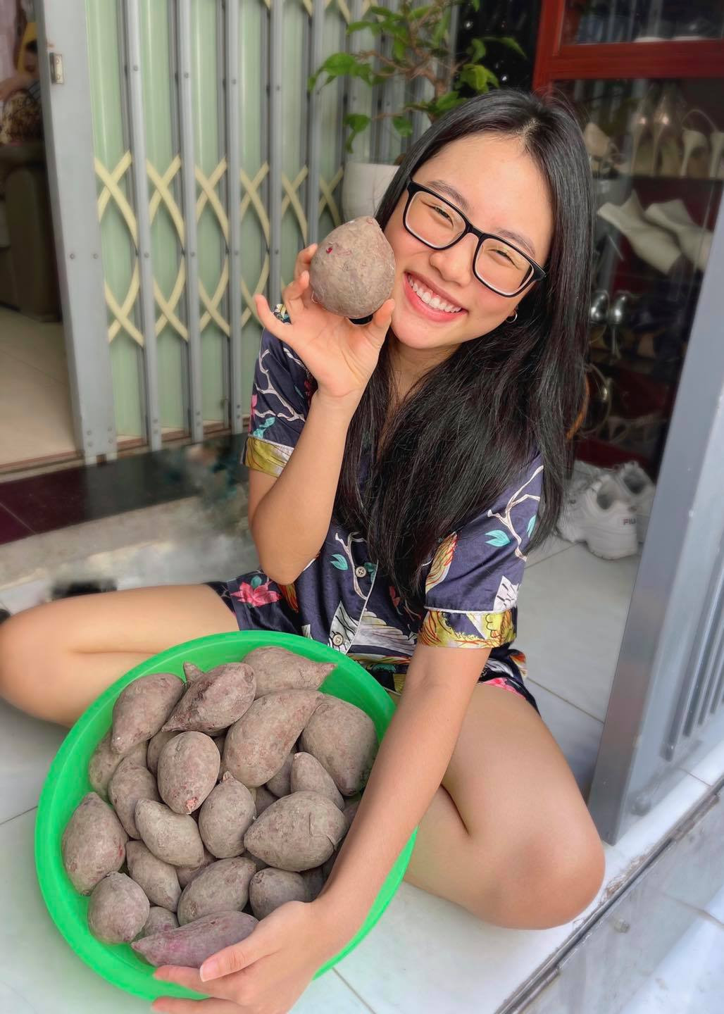  Cuộc sống của Phương Mỹ trong mùa dịch. Dù không đi diễn được nhưng nữ ca sĩ vẫn hát trên livestream để phục vụ khán giả.