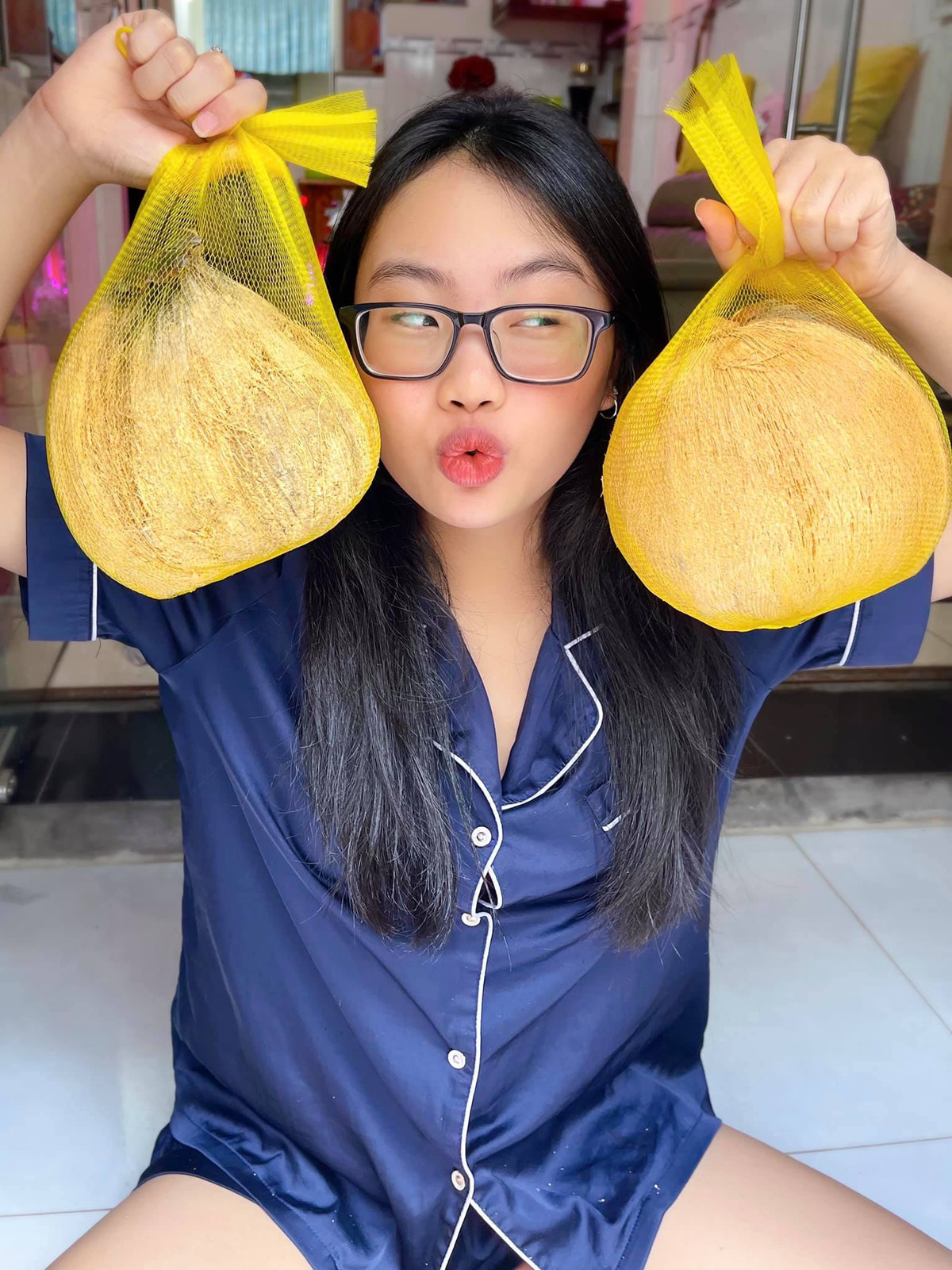 Giọng ca 10X khoe những món quà được fan tặng khiến cô ấm lòng trong mùa dịch.