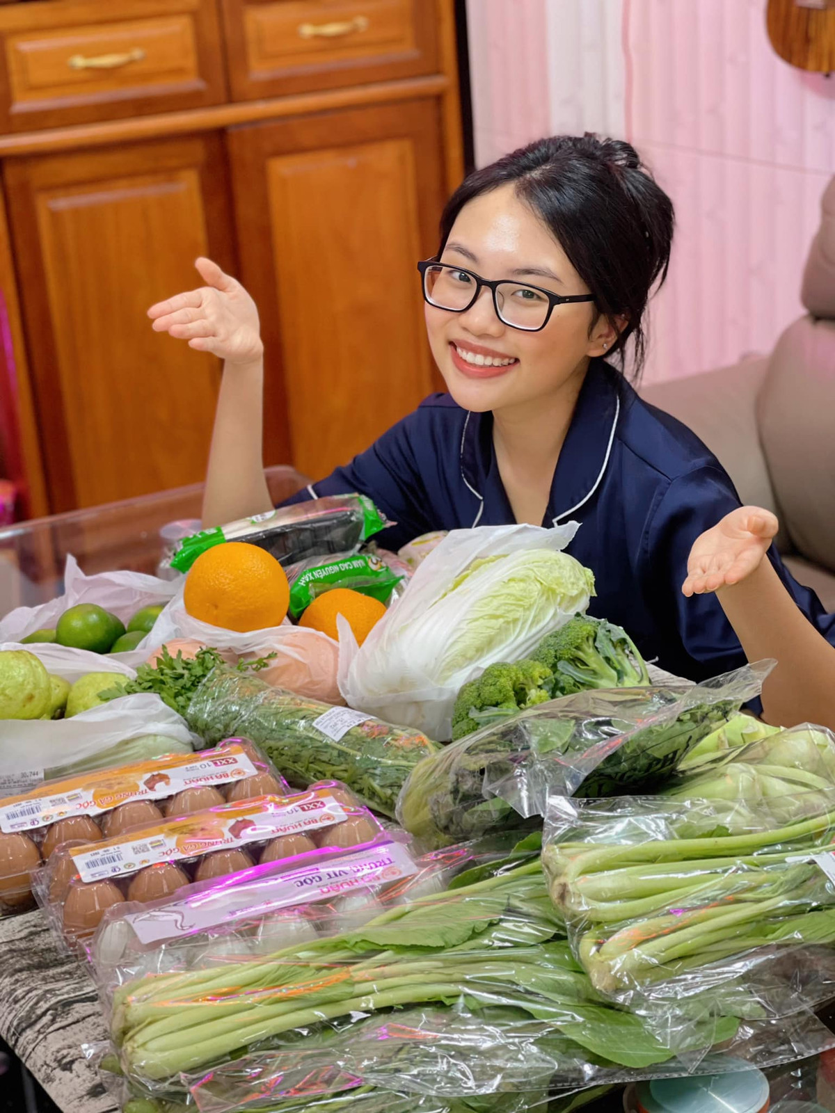 Được biết, gia đình Phương Mỹ Chi cũng đang trong khu vực bị phong tỏa vì dịch COVID-19. Quán quân Giọng hát Việt nhí 2013 chia sẻ: "Quận 8 hiện giờ đã nằm trong khu phong toả nên việc đi lại mua đồ ăn cũng rất khó khăn, nhưng nhờ sự nhiệt tình và tấm lòng yêu thương của các tình nguyện viên thì bà con đã được giao đồ ăn ngay tận nhà. Chi cảm ơn các anh chị rất nhiều!".