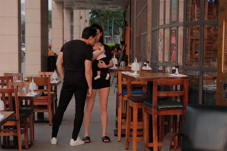 Dù chỉ mặc quần short, đi dép lê nhưng Hồ Ngọc Hà vẫn thu hút nhờ đôi chân thẳng tắp.